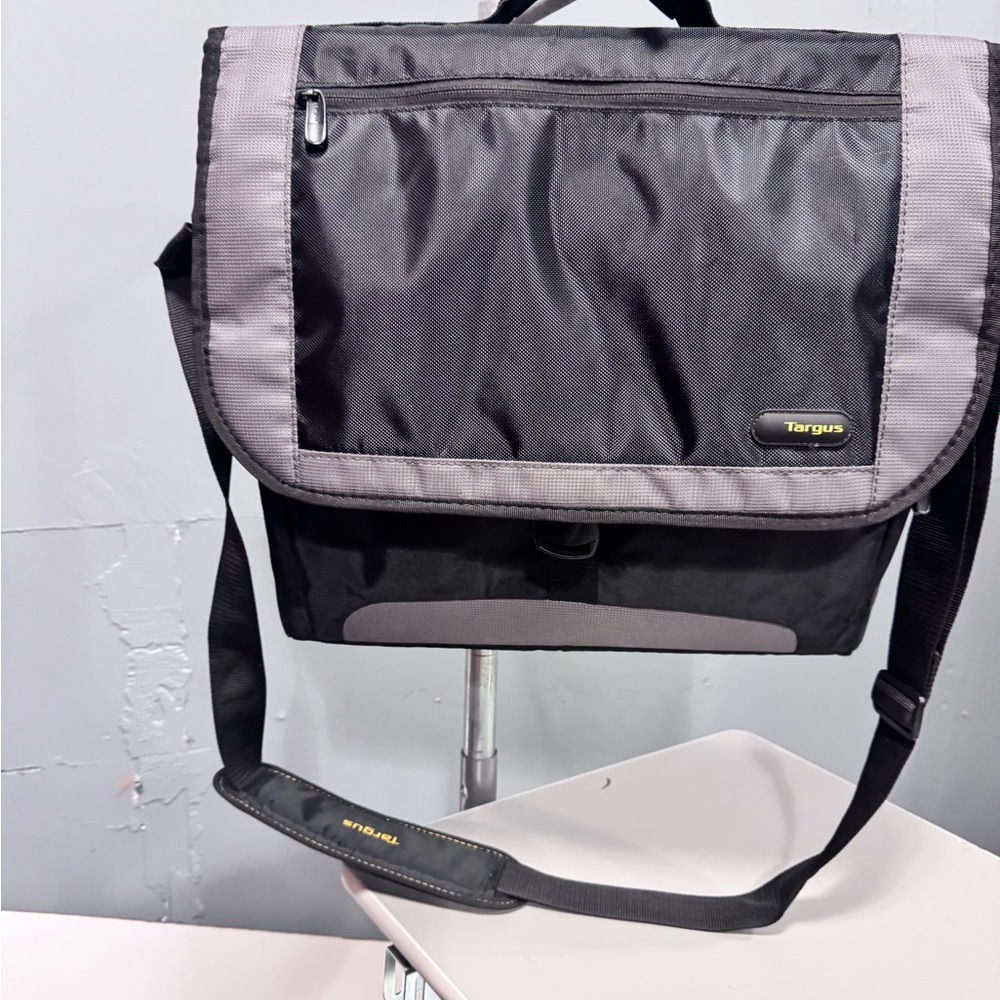 Targus Black and Gray Messenger Bag with Modern Design